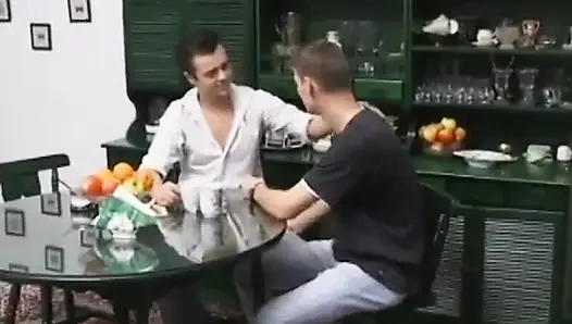 Doyurlu bir kahvaltıdan sonra sikişiyor