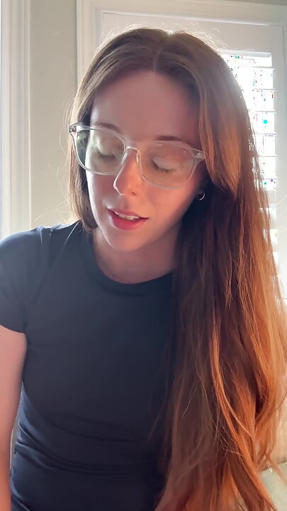 Cachonda con gafas te dice cómo acariciar!