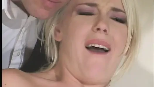 Zwei große schwänze füllen das arschloch und die fotze bei dieser wunderschönen jungen brünette