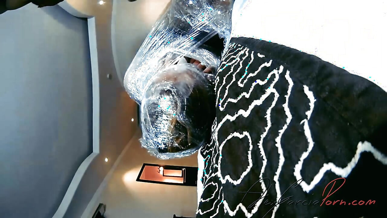 Sıska kadın plastikle sarılmış ve deliklere sikiliyor - İspanyolca porno