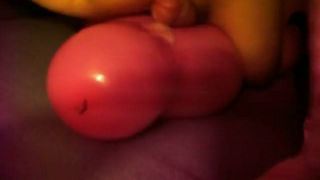 Ballon, der Cumming auf Couch macht