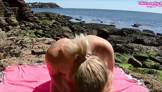 Açık havada esaret rüyası - bağlı, ağzı tıkalı ve plajda doruk noktası