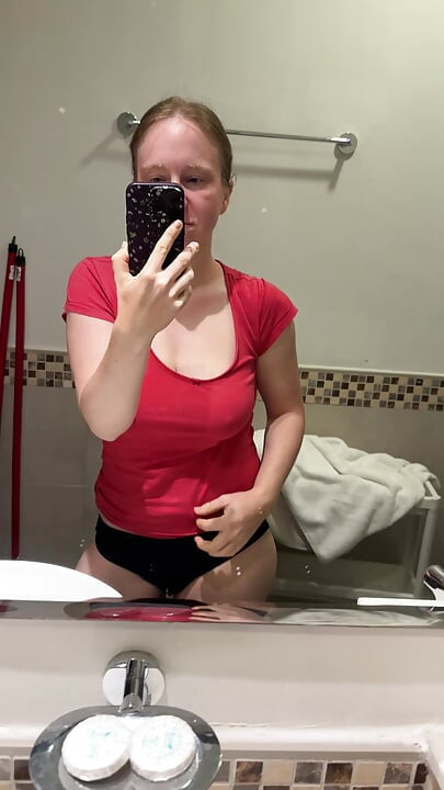 아침 일찍부터 젖꼭지가 너무 단단해져 있어요