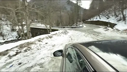 Wald-eskaade mit stiefschwester, sie vögelt meinen schwanz im auto