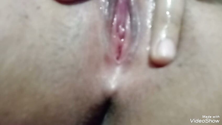 Chut me ungli dal rahi he ek ladki pehli baar