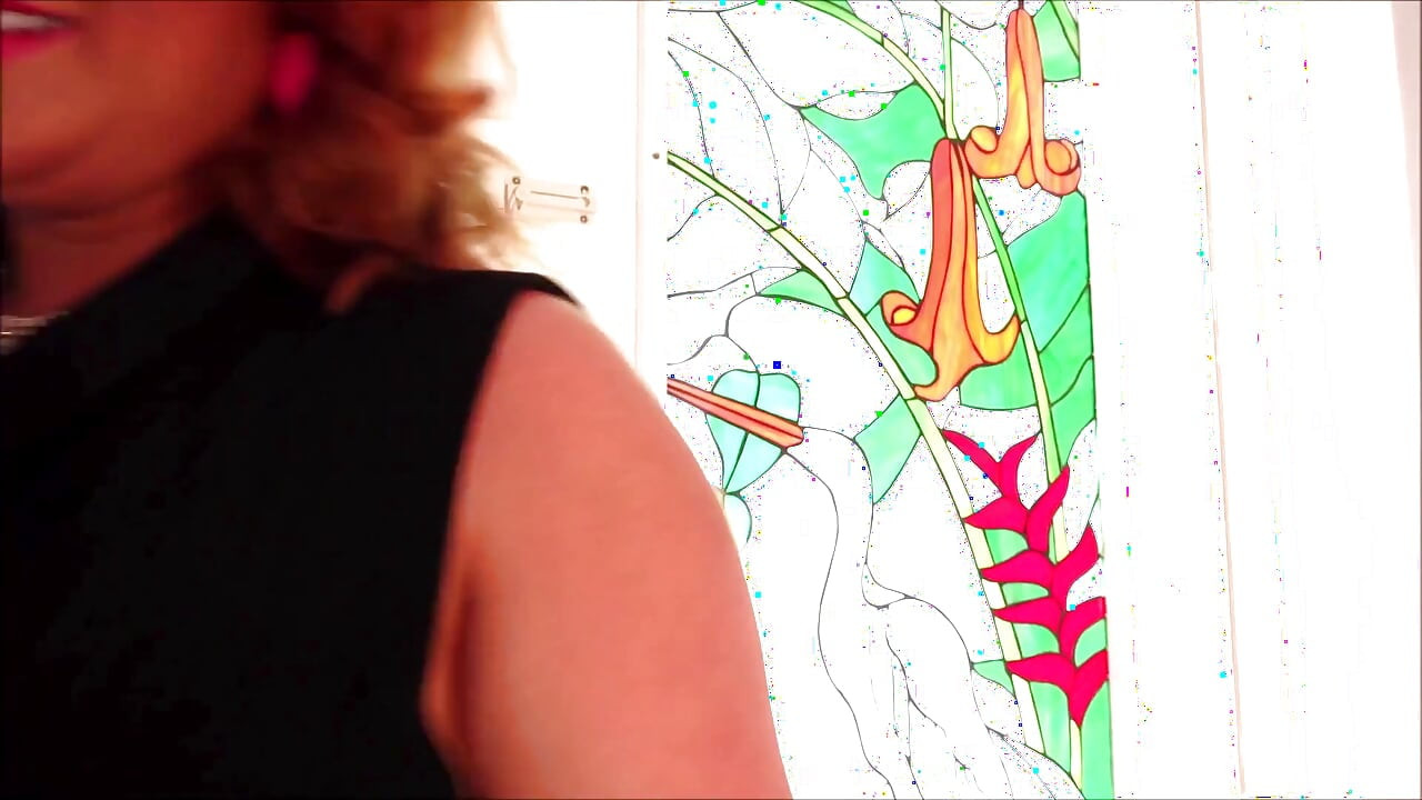 Yalnız büyük memeli kızıl saçlı orta yaşlı seksi kadın komşu