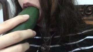 Zuig de komkommer als een grote pik