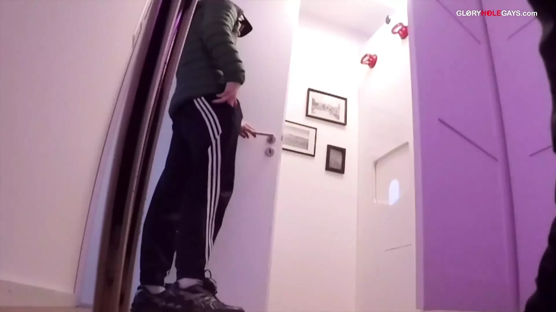 Twink meets thug - as coisas ficam selvagens no Gloryhole!