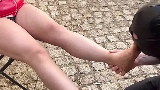 Kirli ayaklarımı temizliyordum...