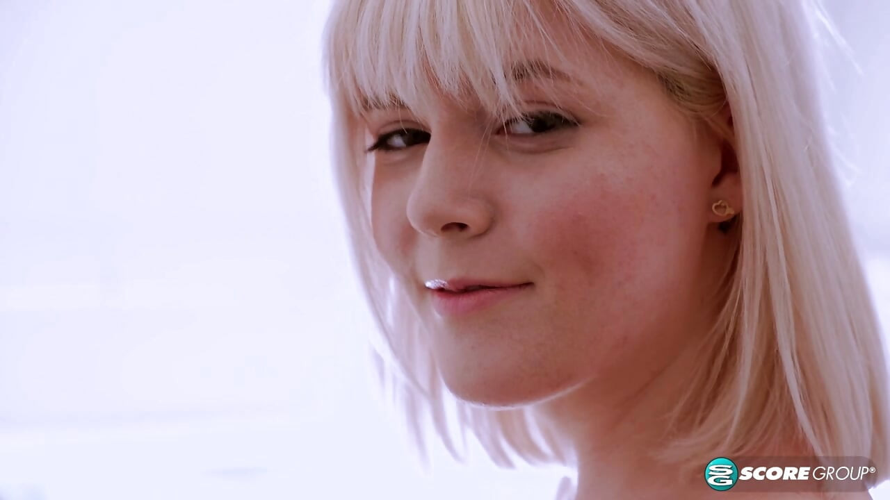 Sabrina Snow, 19 años, parece una princesa de dibujos animados con blanco