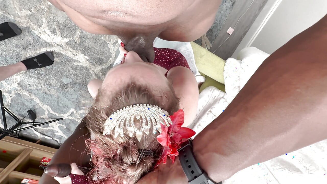 Golpeando a la pequeña puta ucraniana
