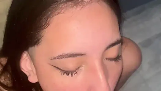 Küçük sürtük büyük yarağı emiyor