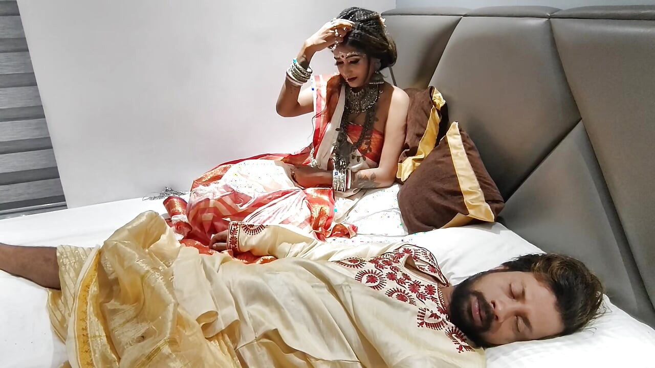Akele me dekh kar Bhabhi ji jabbar ko dasti room me pel diya