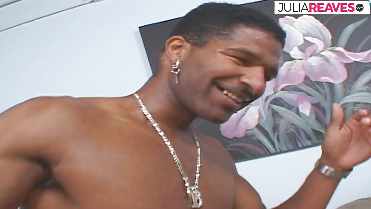 Garota sexy geme como um pau preto monstro enfia sua buceta apertada