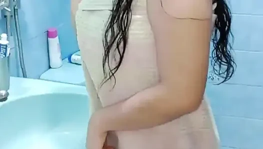 Мой отчим меня одну в фетиш-ванной