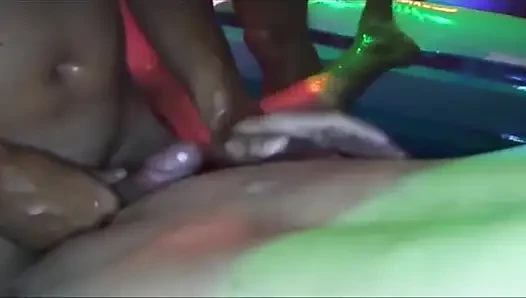 Pesta seks liar bareng cewek-cewek bahenol ini digilir di pesta seks liar