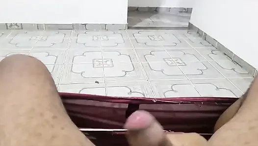 Ibu tiriku yang gemuk, seksi, dan nakal lagi mandi bareng-bareng waktu dia mergokin aku lagi masturbasi dan kami ngentot