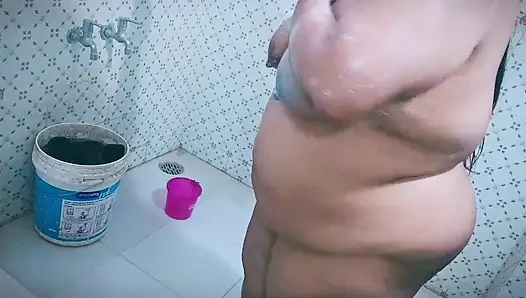 Душ в общественном туалете, посмотри, как велики мои сиськи, задница и киска