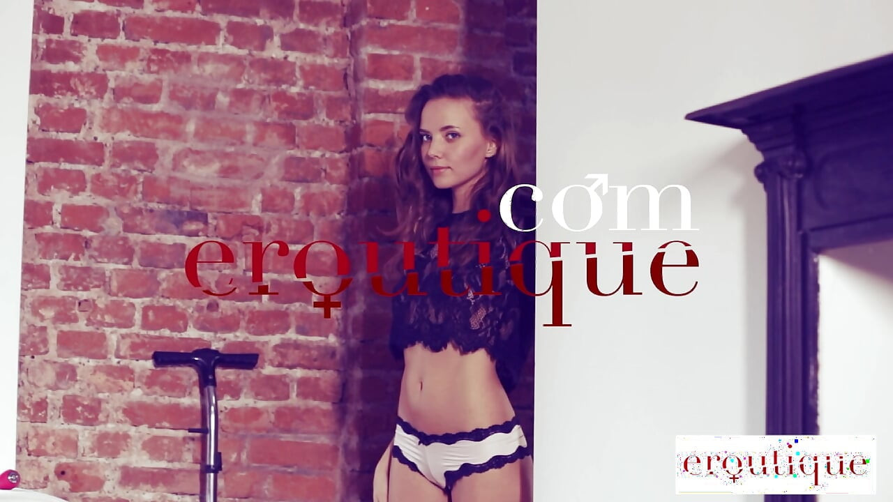 Eroutique - Slank teenager stram fisse teenager Katya kan ikke stoppe med at onanere hver chance, hun får