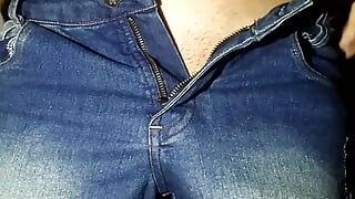 Der junge Mann trug Jeans ohne Unterwäsche. Er kam nach hause und ging, um seinen körper zu zeigen und masturbierte seinen großen dicken schwanz