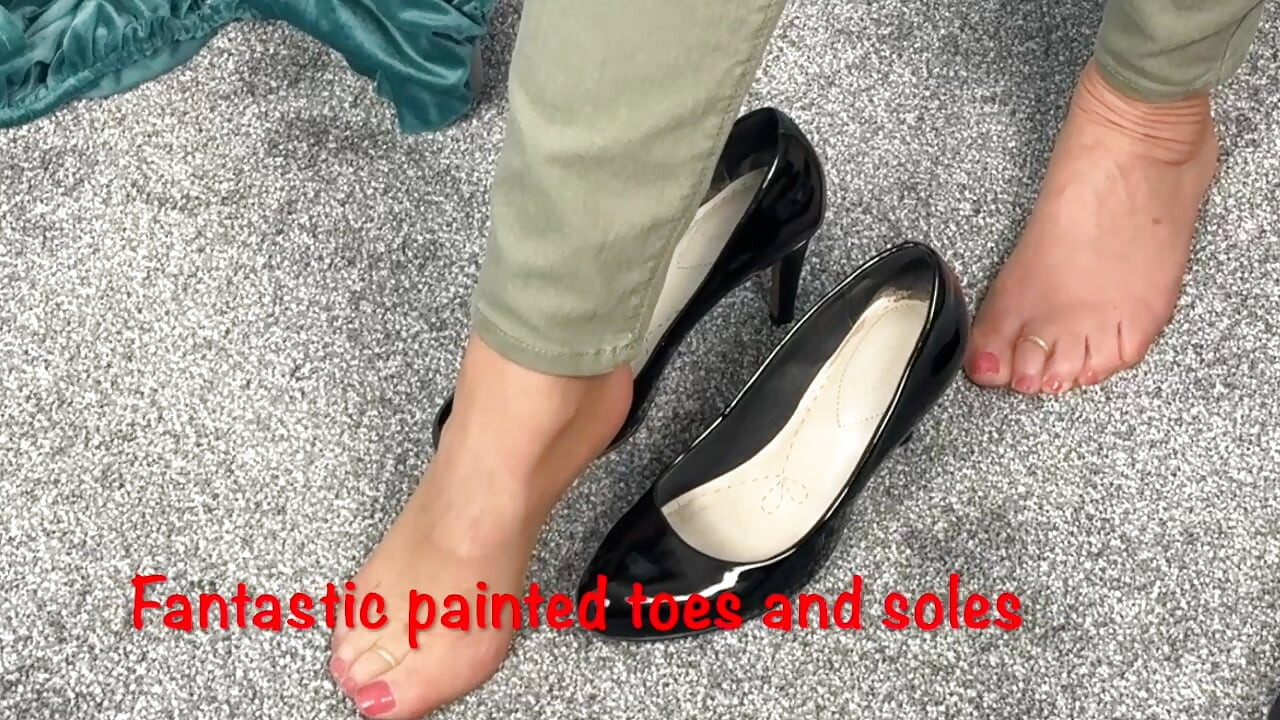 Mrs Mature Feet Strips From Everyday Clothing 416