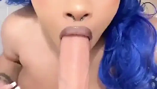 Чернокожая грудастая испытывает новую игрушку и трет ее киску