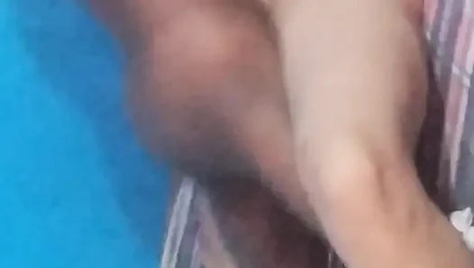 Kayınbiraderi eve girerken baldızının yalnız olduğunu gördü. Onu yalnız görünce onu sikti.