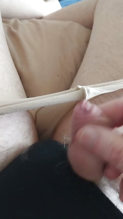Gledaj ovu prekrasnu malenu klitorisnu kuricu kako svršava