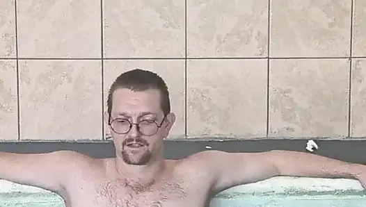 İri güzel kadın prenses yaramaz üvey babasıyla yarağını su altında emiyor