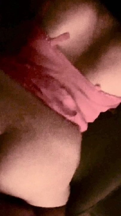Latina dikongkek gaya doggy