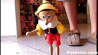 Крошка Luisa De Marco занимается анальным скачкой сексом на улице