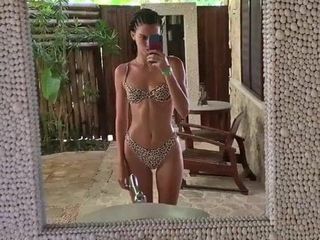 &#39;Kendall J.&#39; in bikini met luipaardprint, selfie