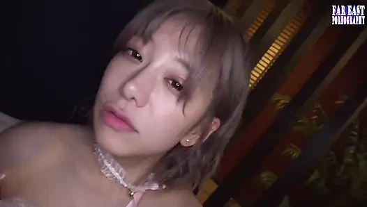 Stream Journey as a Slender Beauty Masters Sampai Muncrat Sambil Berdiri di Luar Ruangan Bagian.4