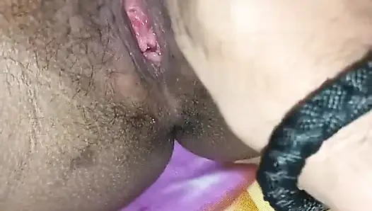 Üvey üvey kız kardeş amcık masajı