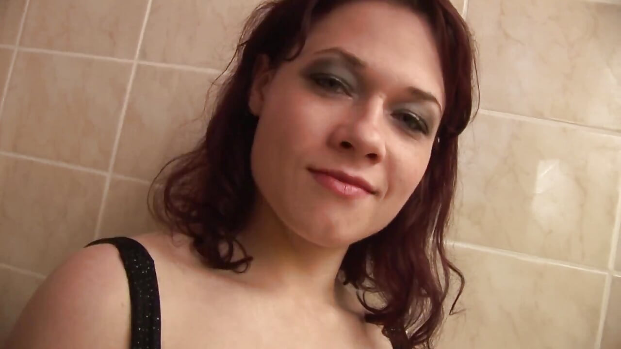 Acțiune cu pișare în baie cu brunetă