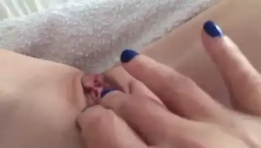 MILF Thamara fingering her juicy pussy