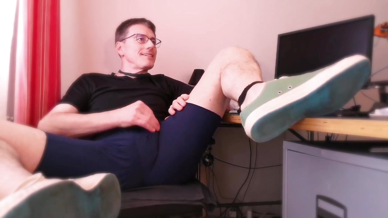 Horny wanking session in the office on webcam