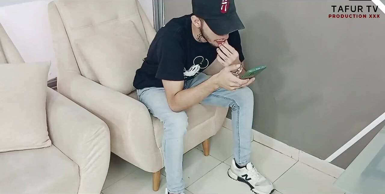 Geile stiefmoeder chanteert me om haar poesje te neuken. Hij vertelt me dat hij mijn melkcreampie in de mond wil inslikken vol verhaal