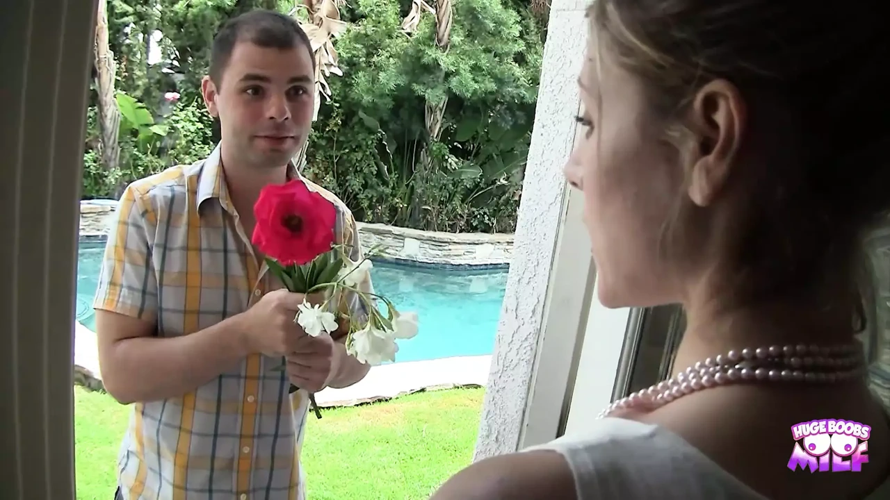 这个幸运的男人被熟女Velicity Von舔舐菊花并被干