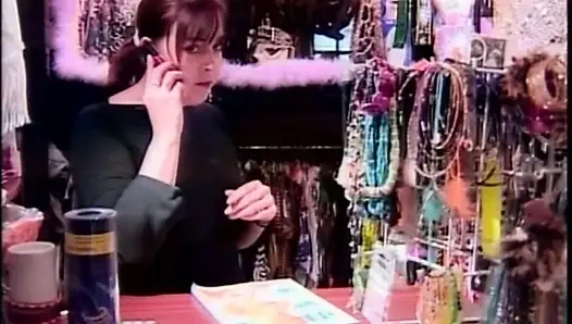 Banyoda ateşli sarışın orta yaşlı seksi kadın için sakso ve büyük bir yarağın ağzına boşalma