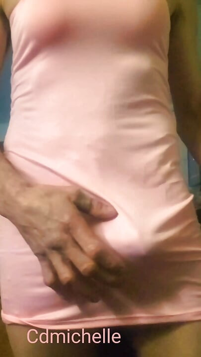 Cdmichelle se igra s velikim kurcem dok nosi donje rublje ispod seksi haljine