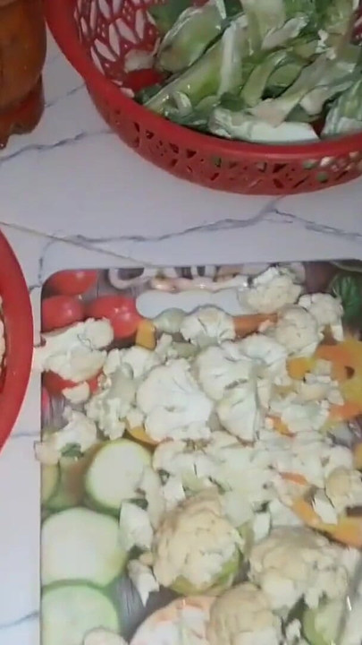 Detik menakjubkan dari "Bhabhi desi dikongkek semasa memotong sayur-sayuran di dapur"