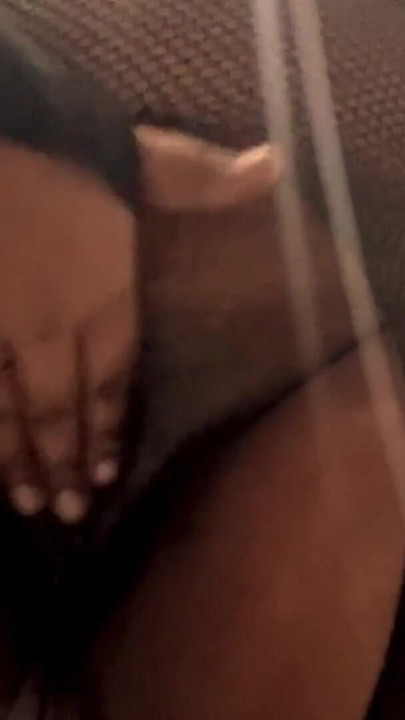 Indiancă desi bhabhi excitată vorbind murdar în hindi pe cameră și bucurându-se în toaletă | Clipul 2