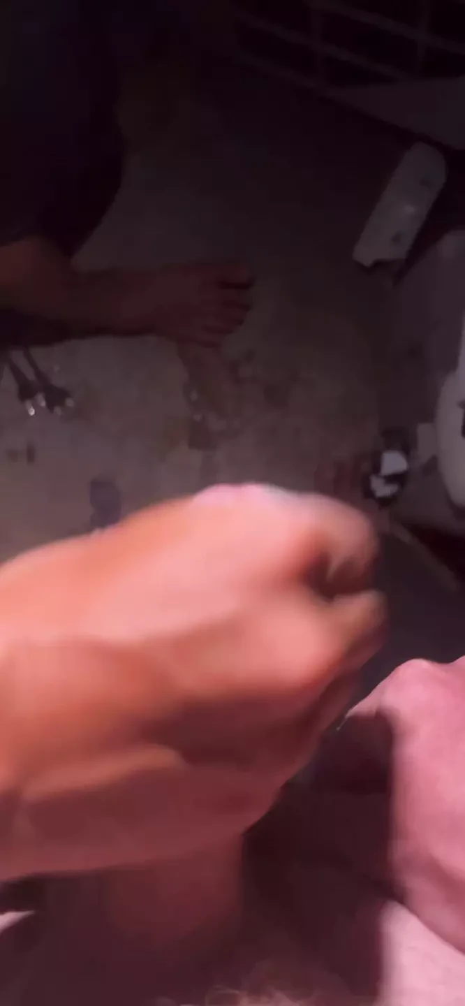 Segítő kéz. Segíts a barátomnak lőni egy hatalmas rakományt a garázsban késő este.