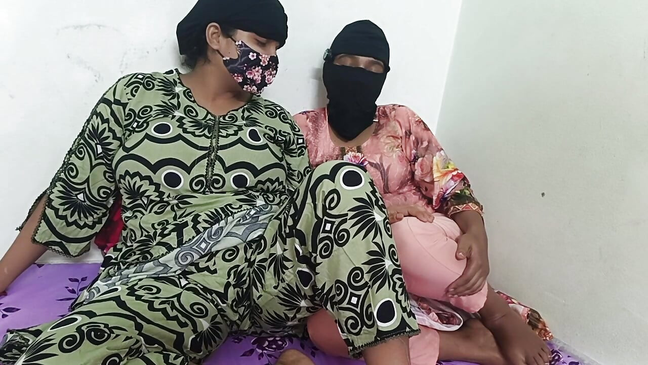 Do mahila dost apne sautele bhaee ko bulaati hain aur uske saath seks karti hain. tin logon ki chudaee.