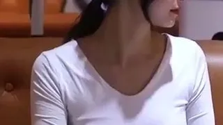 Вот yeonwoo показывает ее сисечки в футболке