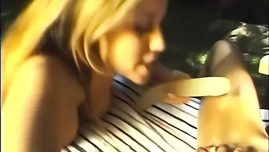 Ateşli sürtükler dildo ve takma yarakla çifte penetrasyondan hoşlanıyor