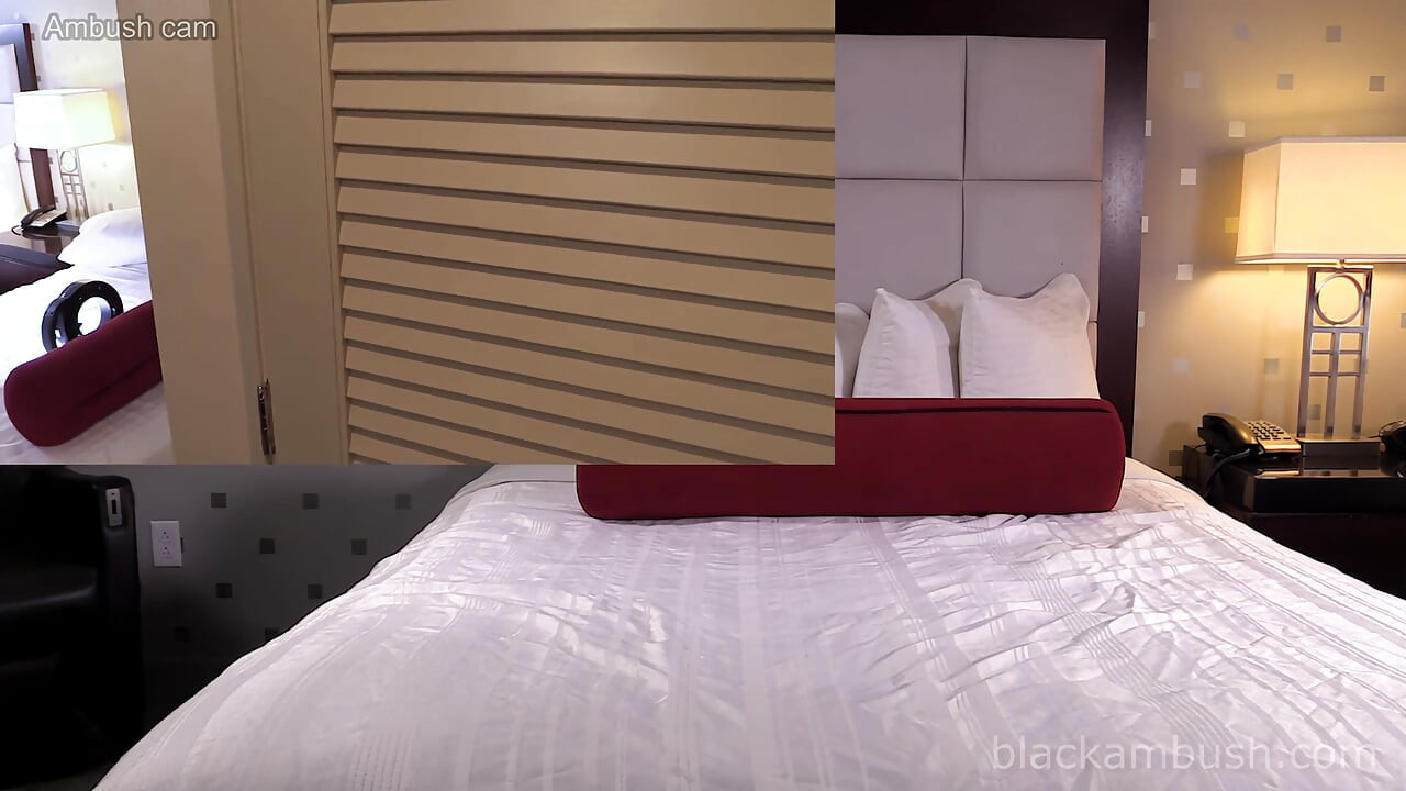 Emma încearcă o mare și neagră