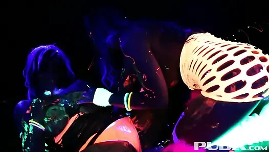 Abigal Mac ve Ava Addams ile siyah ışıklı yağmurlu gece