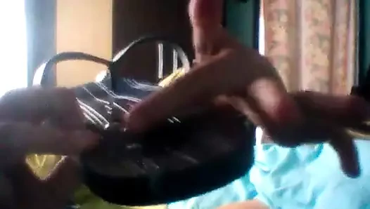 Masturbacao e gozada com chinelo mormaii